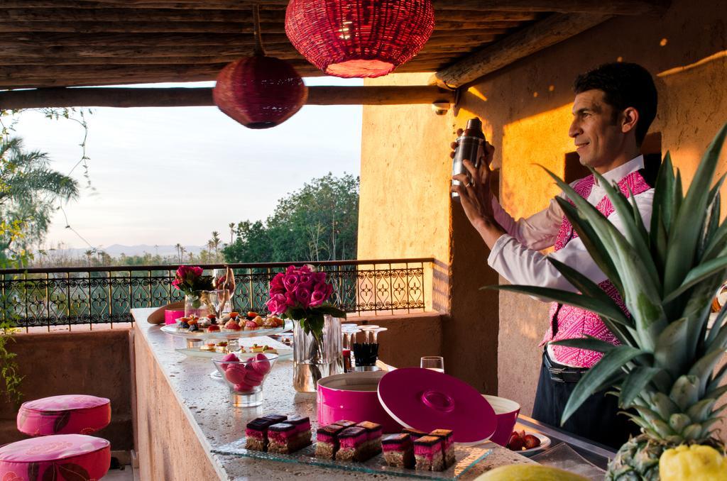 Tigmiza Boutique Hotel & Spa Ouled Jelal Zewnętrze zdjęcie A bartender at work
