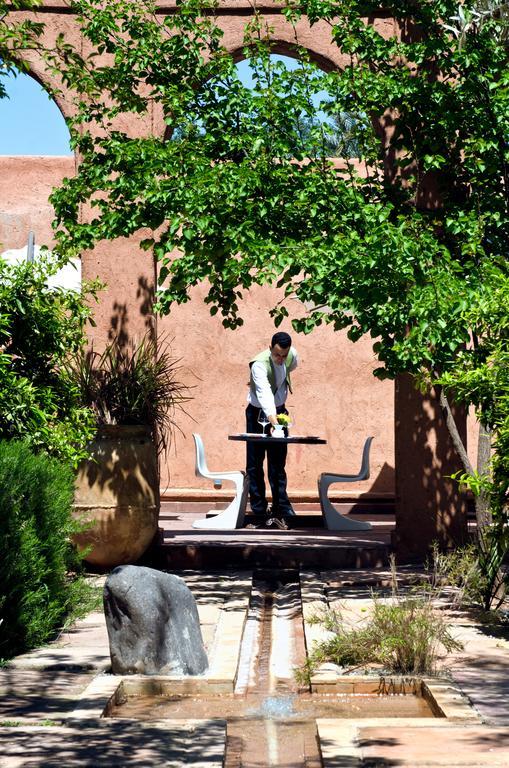 Tigmiza Boutique Hotel & Spa Ouled Jelal Zewnętrze zdjęcie A student studying in the courtyard of the library